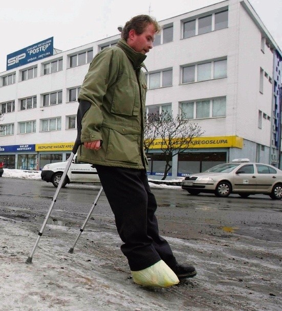 Mariusz Komisarz poślizgnął się w Zabrzu na chodniku i złamał prawą nogę