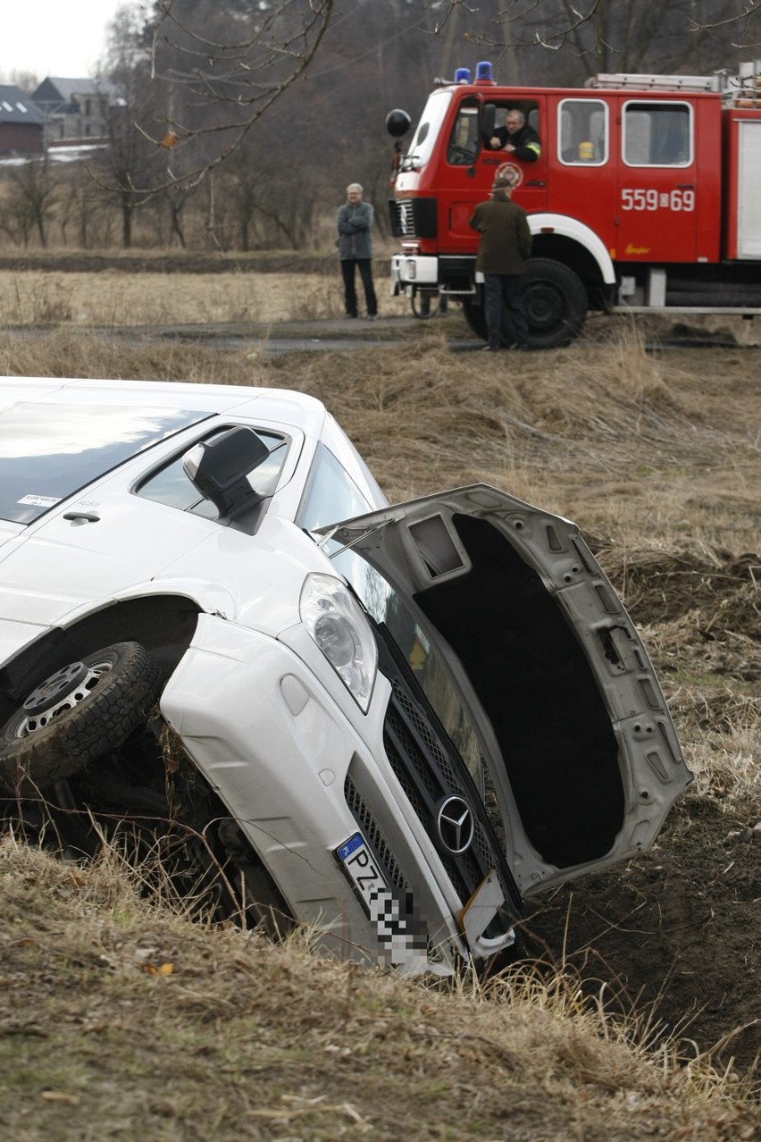 Wypadek busa pod Wrocławiem. 7 licealistów rannych (ZDJĘCIA)