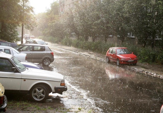 Nad regionem łódzkim przechodzą gwałtowne burze i gradobicia.