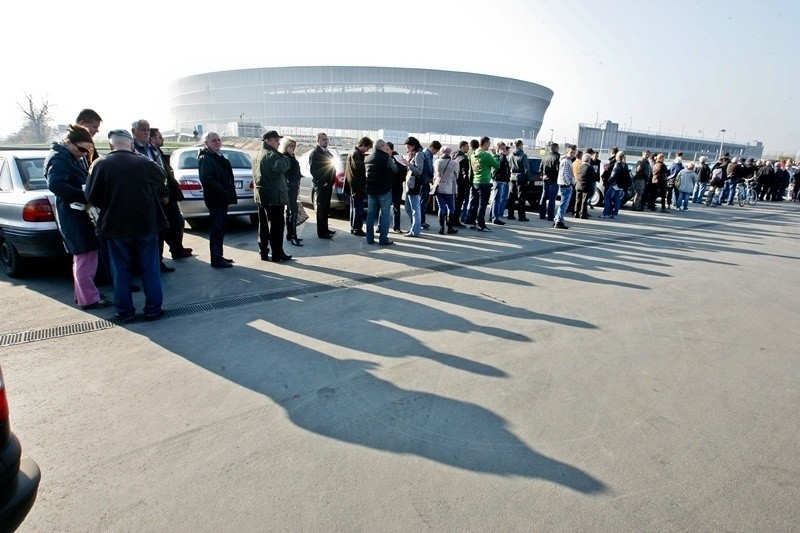 Wrocław: Ponad 300 kibiców i tylko dwie kasy pod stadionem (ZOBACZ)