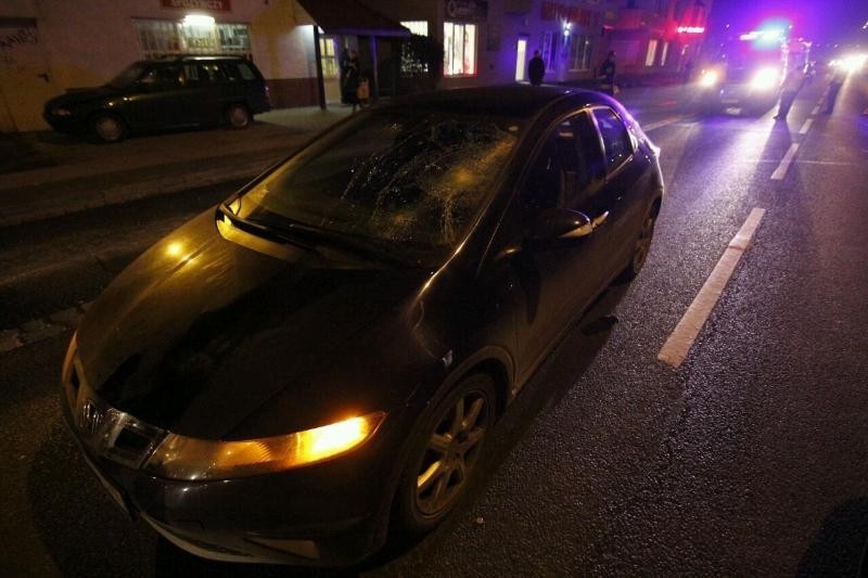 Wrocław: Dwa samochody potrąciły mężczyznę na Rogowskiej (ZDJĘCIA)