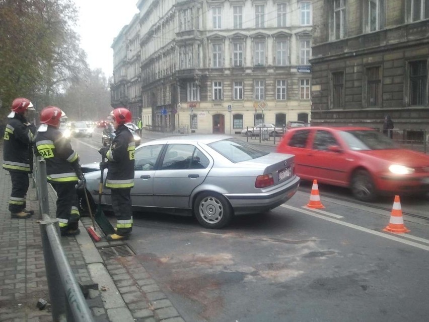 Wypadek na Podwalu: Samochód blokował torowisko. Ogromne korki (ZDJĘCIA)