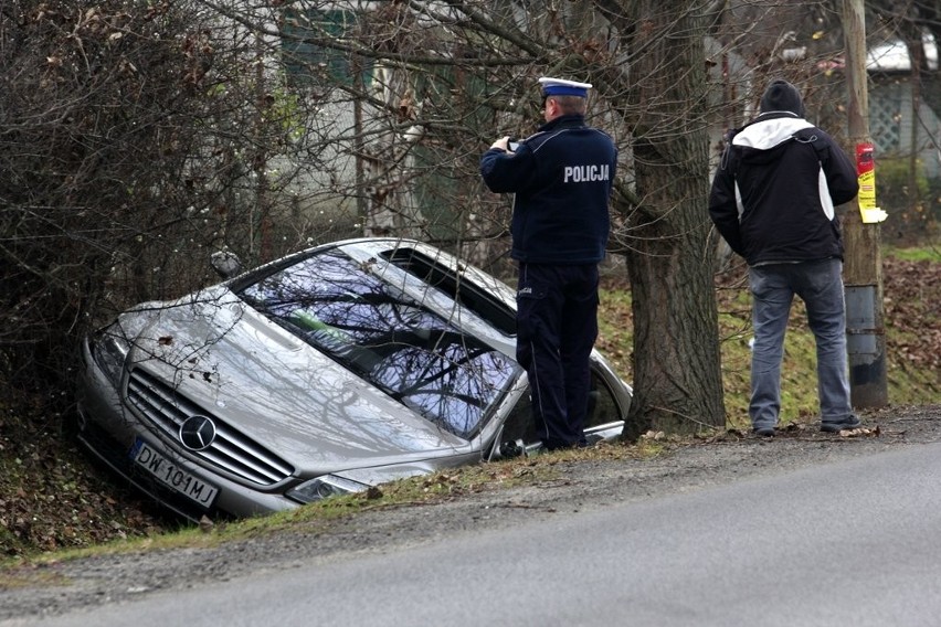 Wrocław: Wjechał do rowu na ul. Bystrzyckiej (ZDJĘCIA)