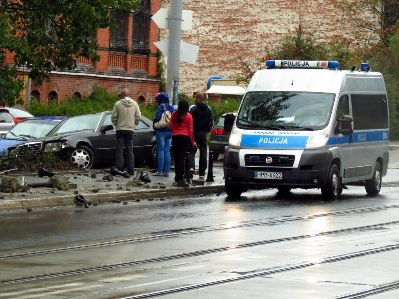 Wrocław: Stłuczka na Jedności Narodowej. Kilka zniszczonych aut (ZDJĘCIA)