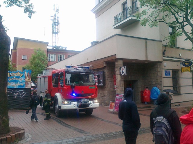 Straż pożarna bada przesyłkę pocztową w budynku poczty na Krupówkach