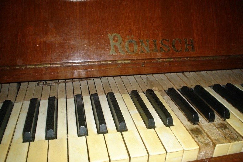 Góra: Spalono pamiątkowe 100-letnie pianino. Prokuratura nie widzi przestępstwa 