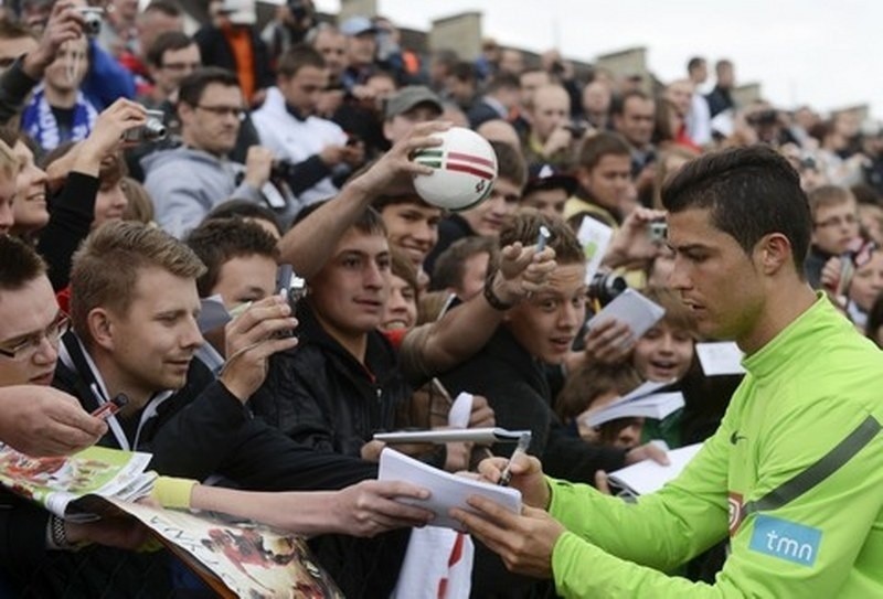 Euro 2012: Polowanie na autograf Ronaldo w Opalenicy [ZDJĘCIA]