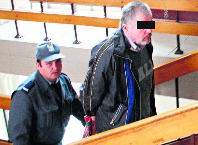 Oskarżony Marian G. ps. "Kucyk" w drodze na salę rozpraw