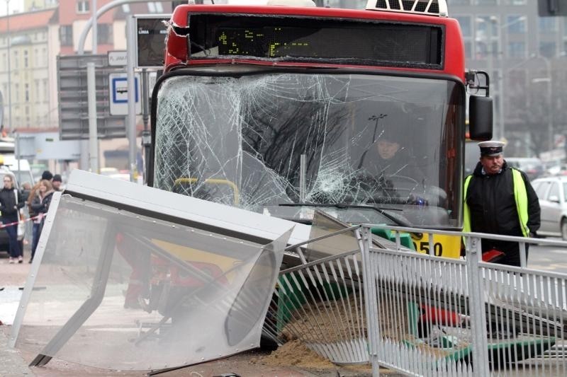 Wrocław: Autobus staranował przystanek na pl. Jana Pawła II. Jedna osoba nie żyje (ZDJĘCIA, FILM)