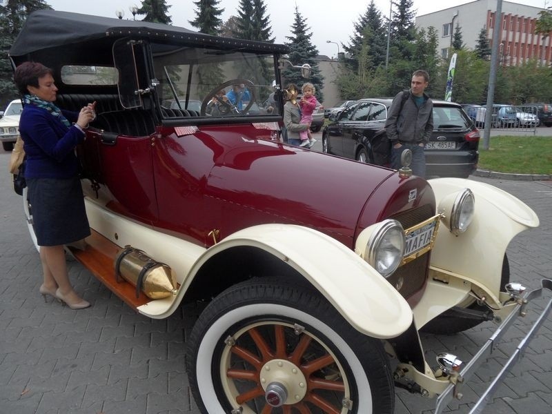 Buick Touring z 1918 na prąd przyjechał do Jaworzna [ZOBACZ]