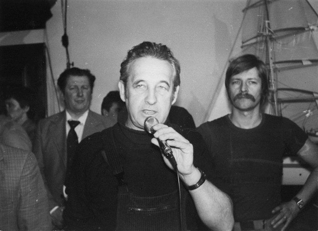 Andrzej Wajda w stoczni podczas kręcenia "Człowieka z żelaza"