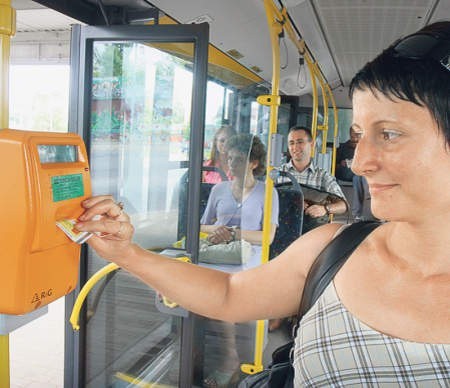 Katarzyna Jagielska kasuje bilet, który zachęca wszystkich przedsiębiorców do umieszczania na nim reklamy