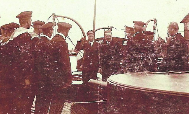 Minister Leon Pluciński wśród marynarzy na monitorze rzecznym Marynarki Wojennej, wybudowanym w gdańskiej stoczni