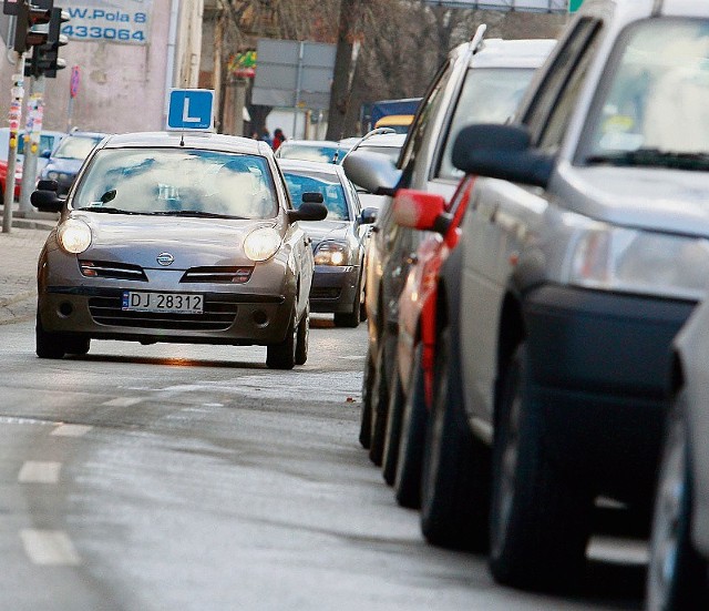 Kierowców przybywa.  W powiecie jeleniogórskim w tym roku wydano już 2850 praw jazdy