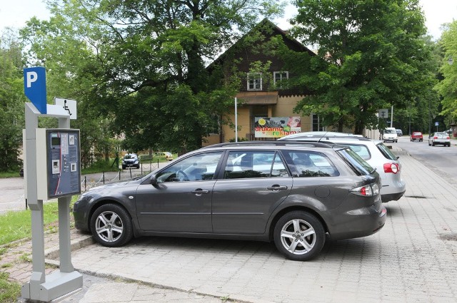 Parkomaty na rabczańskich ulicach pojawiły się w piątek. Pierwsze 5 minut jest gratis