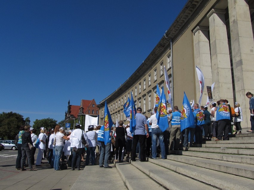 Ponad 100 pielęgniarek protestowało przed Urzędem Wojewódzkim