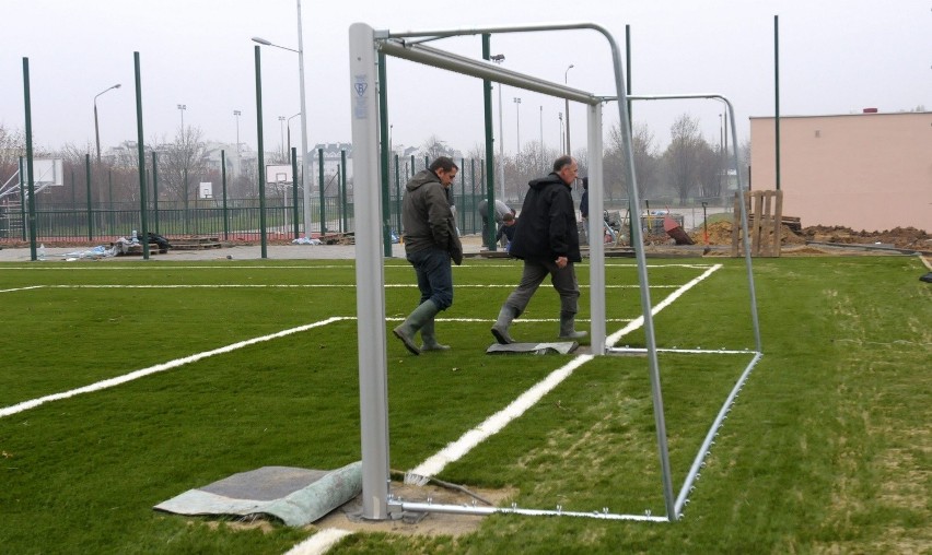 Boisko przy SP nr 43 to jeden z trzech „Orlików” w budowie