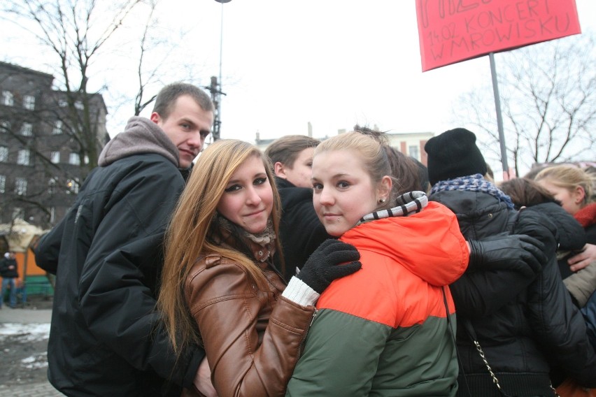 Flash mob w Gliwicach, czyli &quot;Przytulanie bez zobowiązań&quot; [ZDJĘCIA]