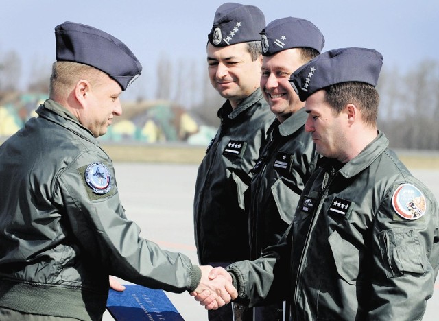 Ppłk Rafał Zadencki, szef eskadry z Krzesin i wyróżnieni piloci
