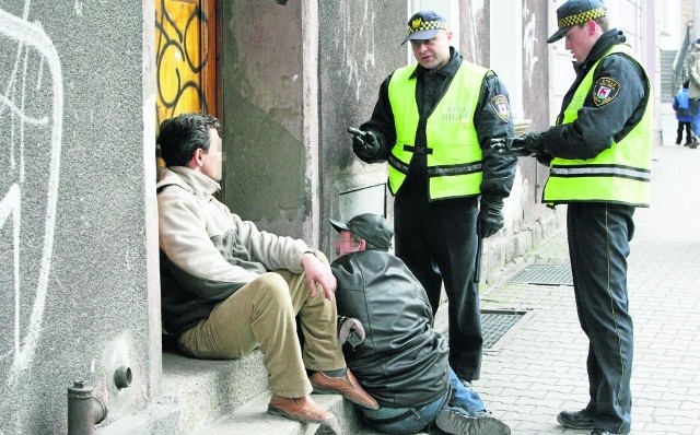 Każdego dnia na ulicach stolicy Karkonoszy porządku pilnuje około 30 funkcjonariuszy straży miejskiej