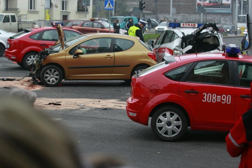 Wrocław: Kobieta wjechała w samochód straży. Strażak jest ranny (ZDJĘCIA)