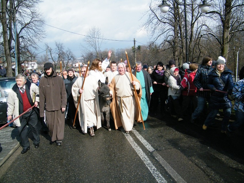 Tysiące pielgrzymów ciągnie do Kalwarii Zebrzydowskiej