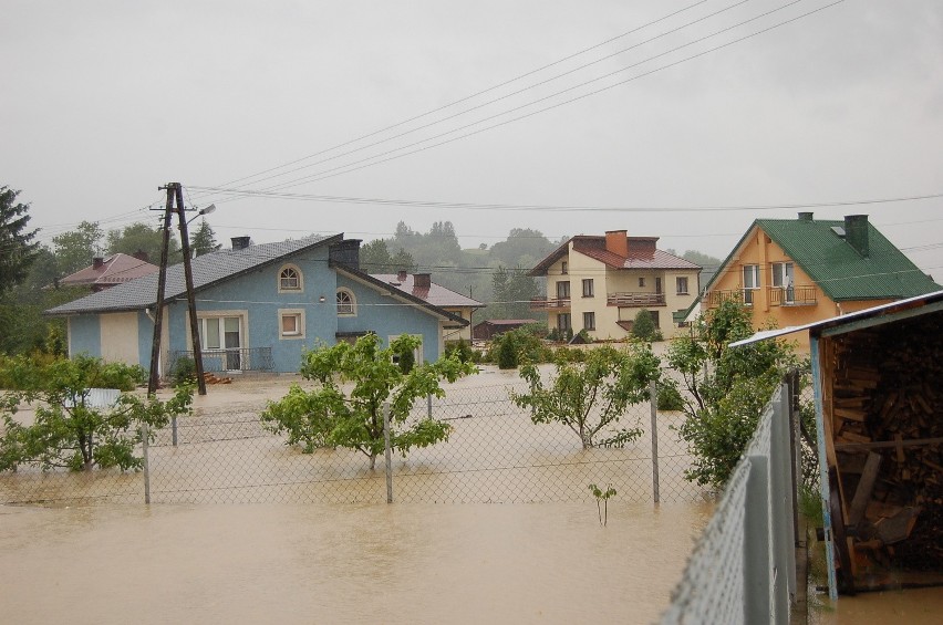 Tarnowskie: Tuchów przykryła gigantyczna fala (ZDJĘCIA)