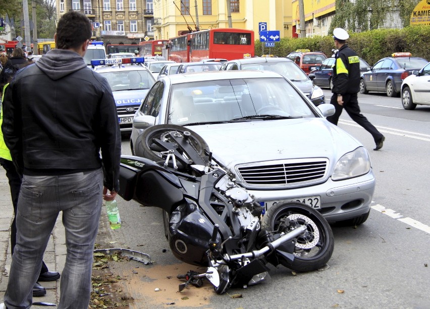 Ul. Lipowa: zderzenie motocyklisty z mercedesem (ZDJĘCIA)