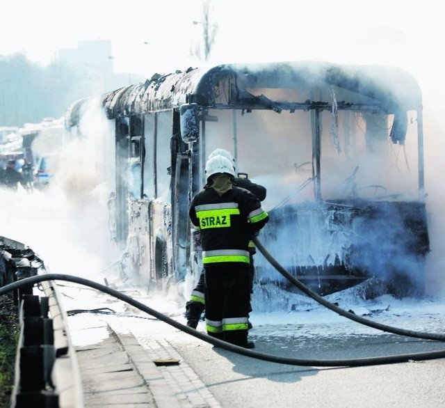 W Warszawie spaliło się już 12 autobusów. W Poznaniu ogień pojawił się tylko w dwóch