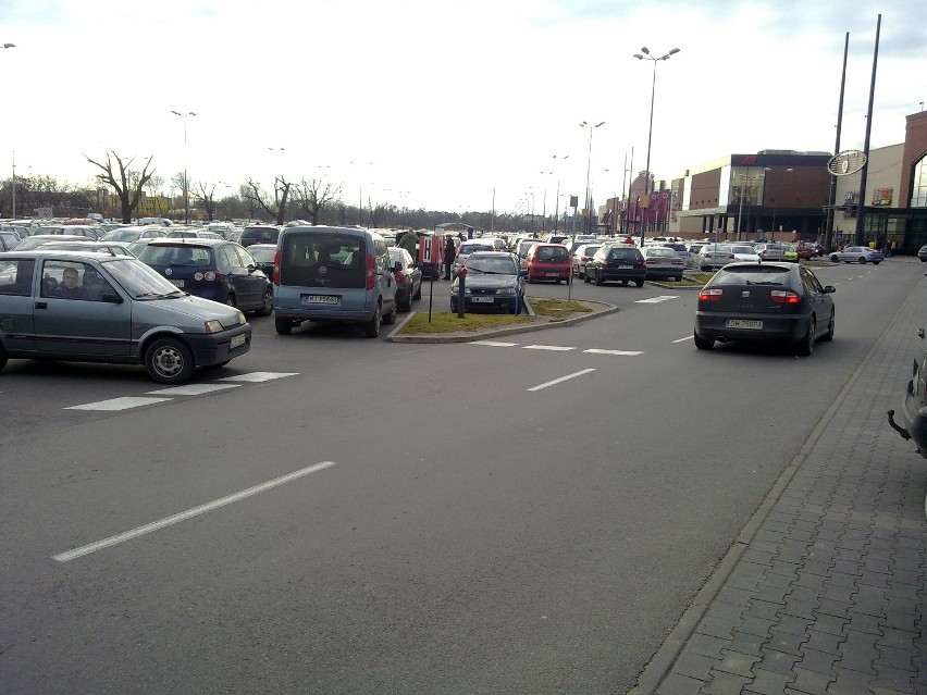 Coraz większy ruch przy centrach handlowych (ZOBACZ FILM i ZDJĘCIA)