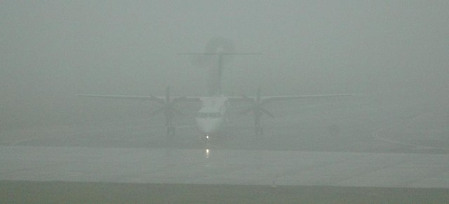 Mgła sprawiła, że w poniedziałek rano z Poznania nie mogły odlecieć samoloty, które dzień wcześniej na niej nie wylądowały...
