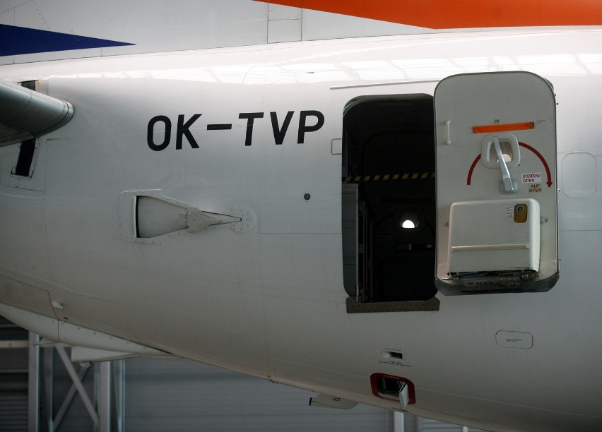 Lotnisko Pyrzowice: Samolot, który wypadł z pasa startowego, przechodzi kontrolę [ZDJĘCIA]