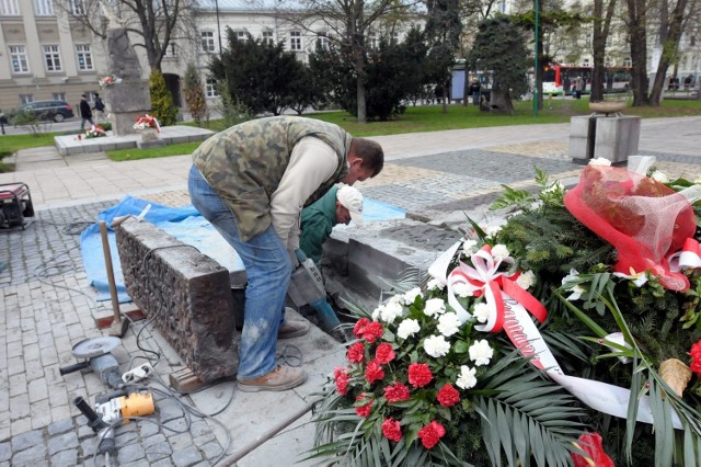 Pomnik Nieznanego Żołnierza na pl. Litewskim został we wtorek przygotowany