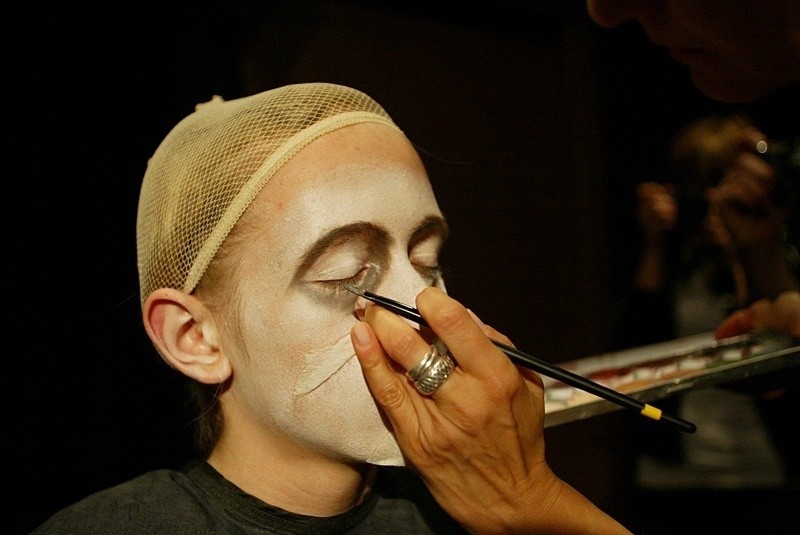 Pokaz makijażu na festiwalu nauki