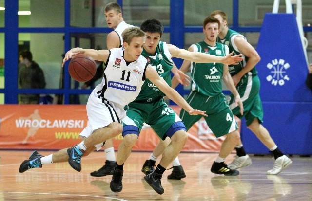 Jan Grzeliński (nr 11) podczas derbowego spotkania ze Śląskiem Wrocław w Intermarche Basket Cup