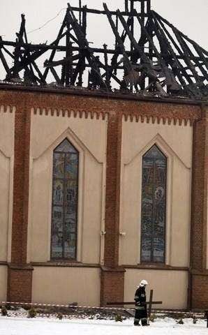 Rozpoczęła się rozbiórka spalonego kościoła w Orzeszu. Wierni modlą się w domu kultury