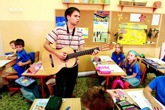 Dawid Sobczyk od samego wejścia do klasy potrafi zjednać sobie uczniów. Np. grą na gitarze