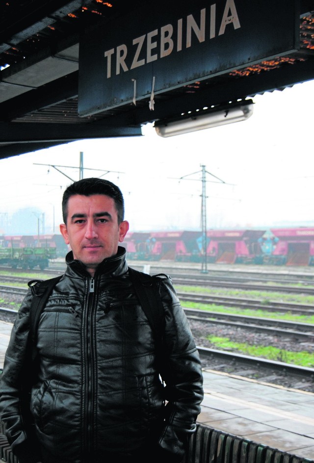 Ozer Yildirim co dzień dojeżdża koleją z Krakowa do Trzebini.