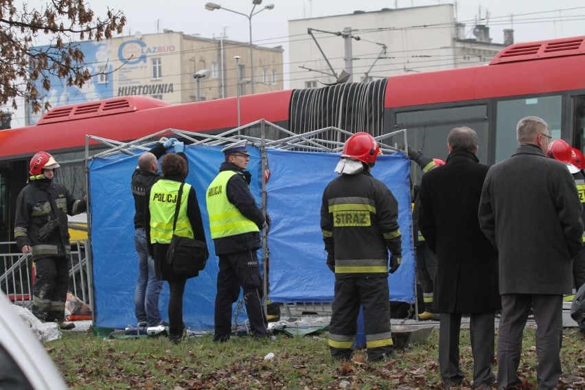 Wrocław: Autobus staranował przystanek na pl. Jana Pawła II. Jedna osoba nie żyje (ZDJĘCIA, FILM)