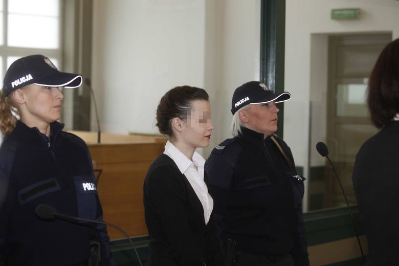 Katarzyna W. nie przyznaje się do zabójstwa swej córki Madzi. Słuchała zarzutów bez emocji