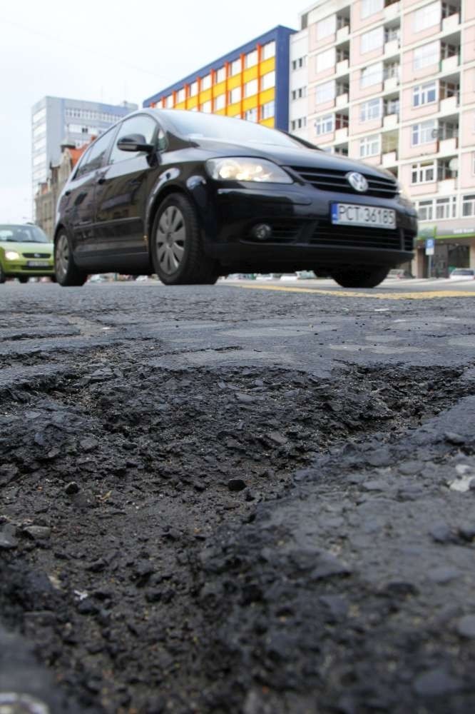 Na Zwierzynieckiej dziury w jezdni są duże i niebezpieczne