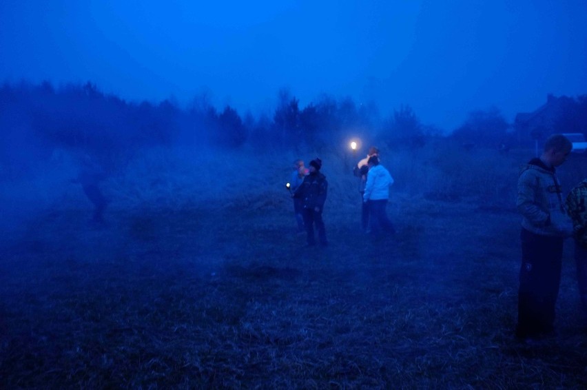 Wielki ogień w Stanicy koło Knurowa. To płoną fakle [ZDJĘCIA]