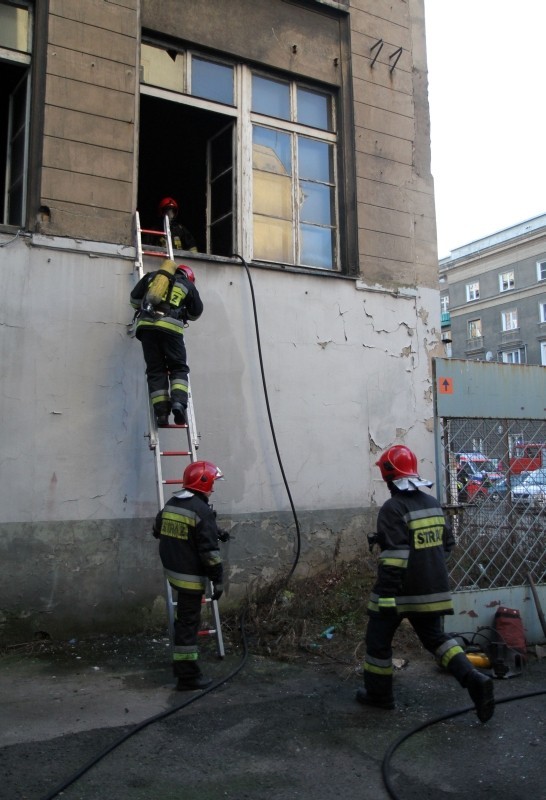 Wrocław: Pożar magazynu przy ul. Kościuszki. Jedna osoba ranna (ZDJĘCIA)