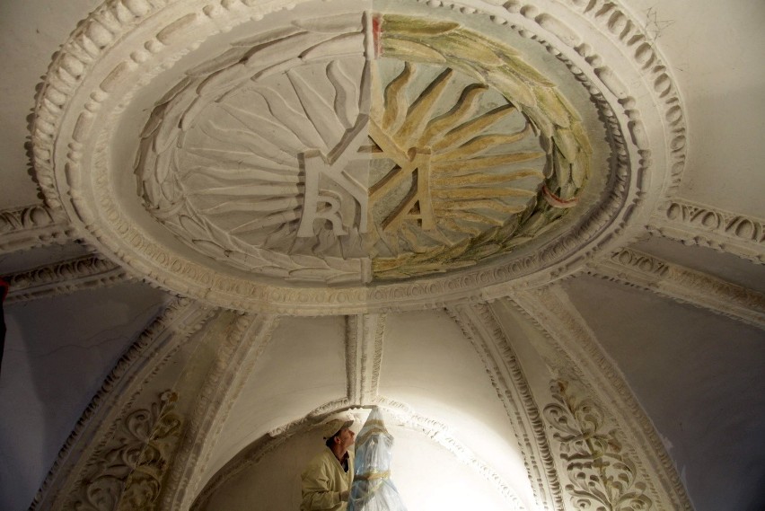 Kościół powizytkowski: Odkryto kolory na płaskorzeźbach FOTO