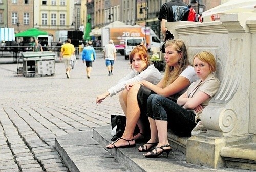 To częsty widok na poznańskim Starym Rynku. Siada się na schodach, bo ławek nie ma.