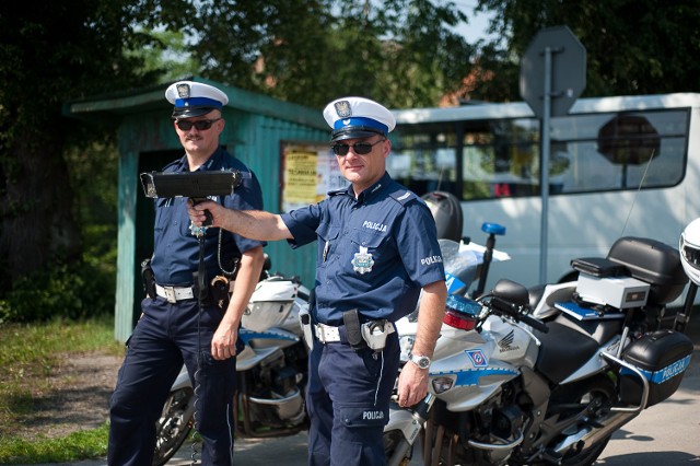 Andrzej Bajer, Robert Kolar i największy wróg kierowców - policyjny radar, zwany pieszczotliwie "suszarką". Lepiej z tym trio nie zadzierać