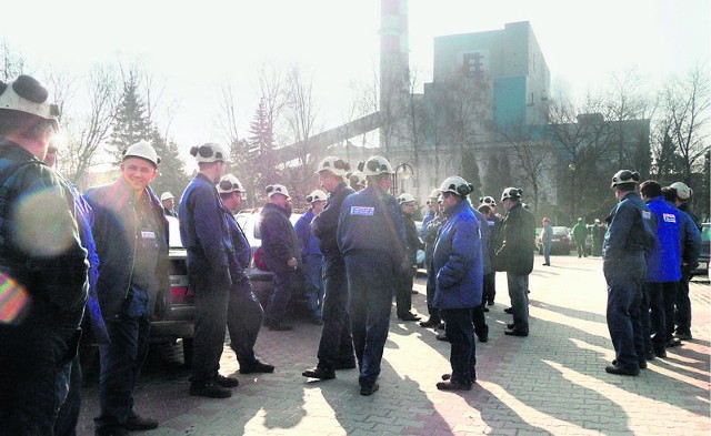 Prawie 1,5 tys. pracowników elektrowni spędzili wczorajszy poranek poza zakładem pracy