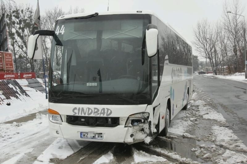 Wrocław: Czołowe zderzenie autobusu z dwoma autami na Opolskiej (ZDJĘCIA)