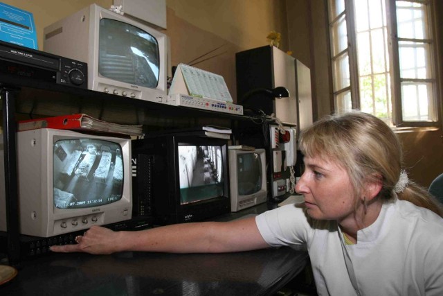 Pacjentów obserwuje obecnie 16 przestarzałych kamer