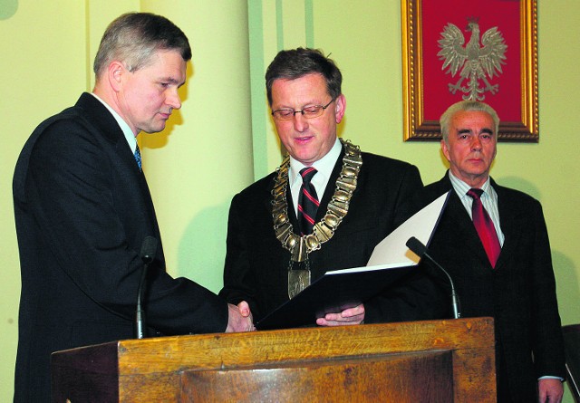 Krzysztof Syrzisko (po lewej) odbiera mandat radnego